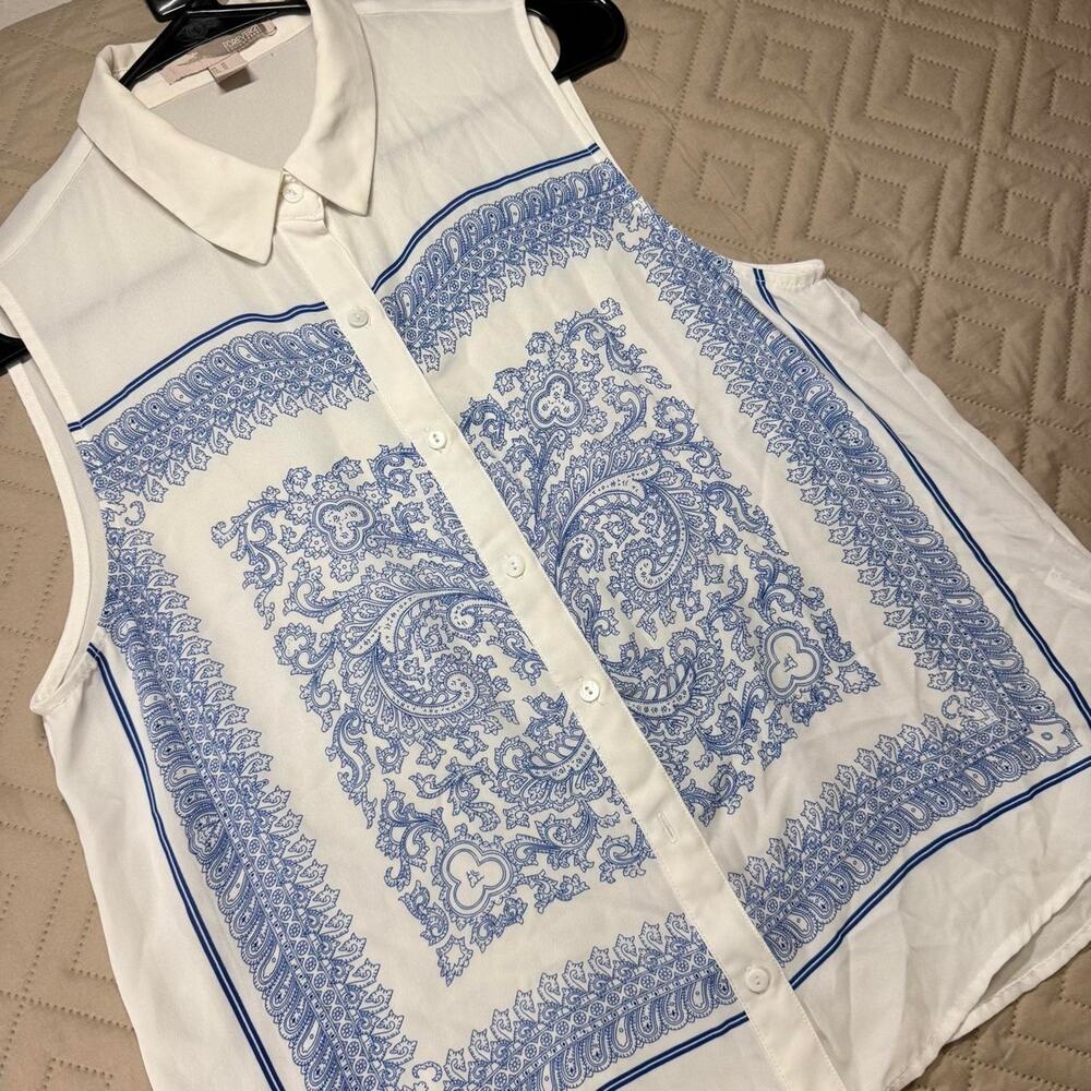 Forever 21 white & blue paisley print button-up sleeveless blouse in size M WORK